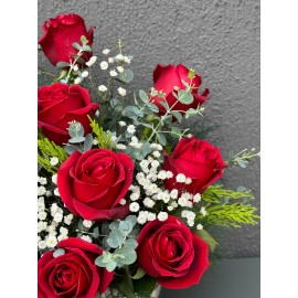 KONİK VAZODA 11 KIRMIZI GÜL